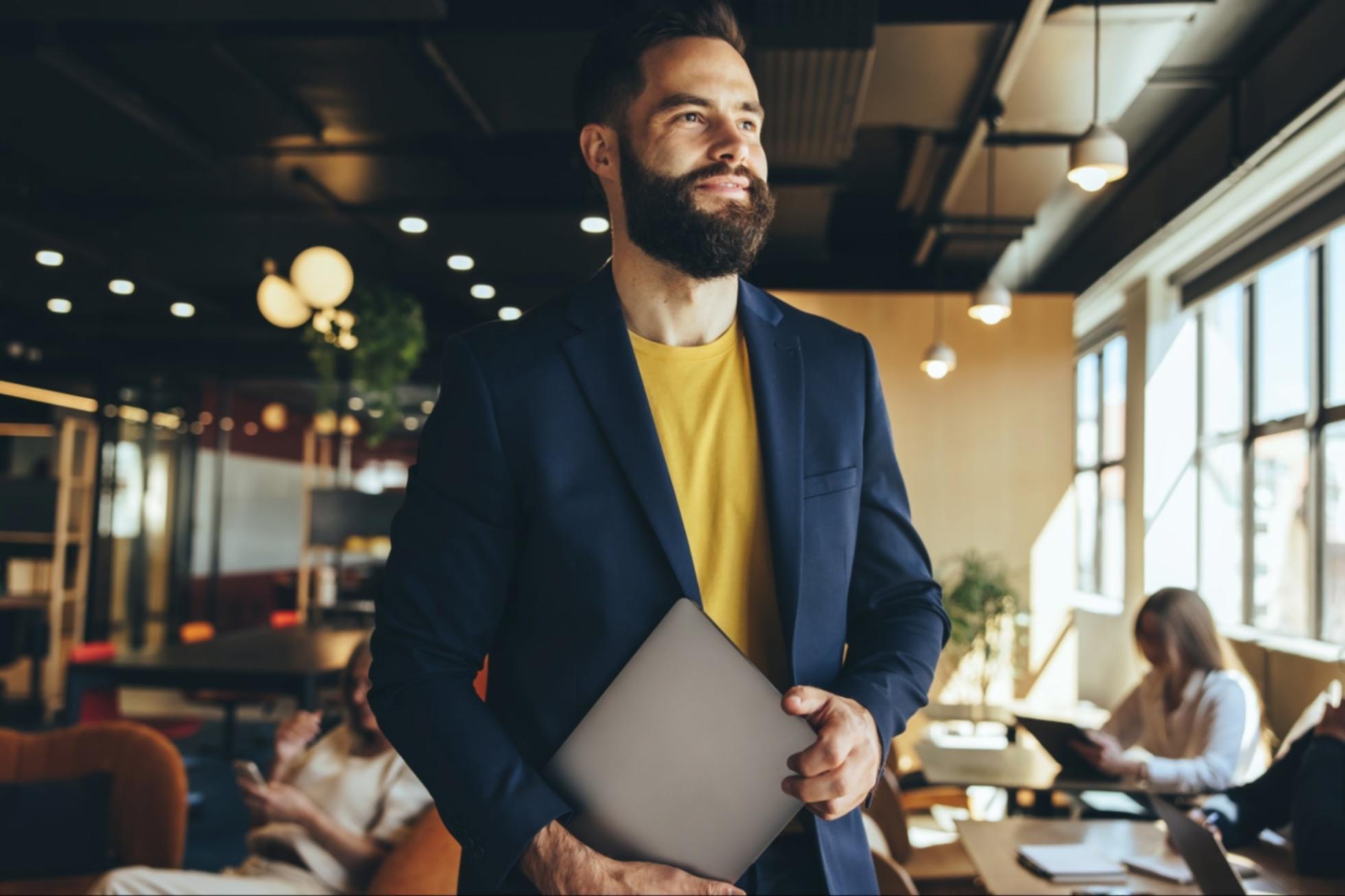 Workshop-Umgebung mit SEO-Tools auf Bildschirmen